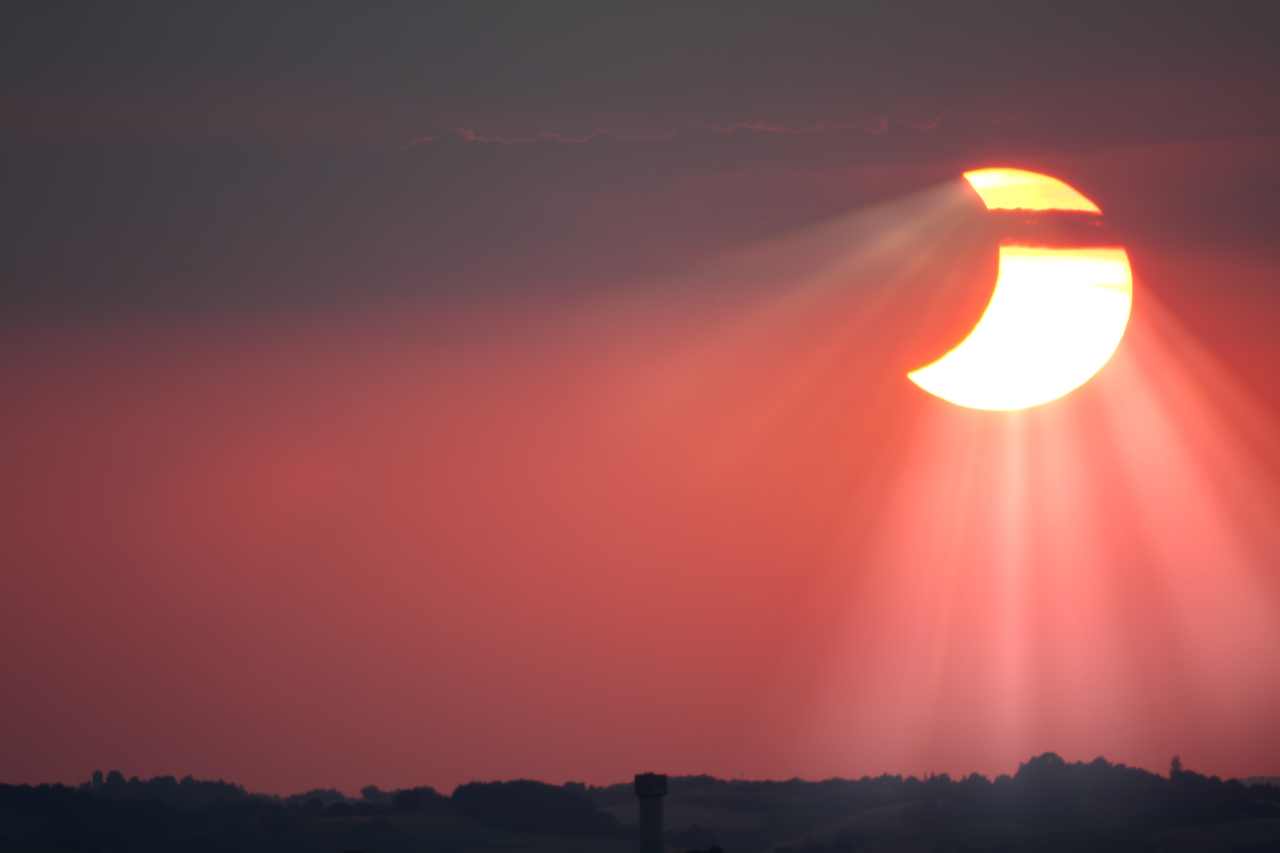 Éclipse 2026 - Phase 6 - 65% - Rayons crépusculaires au-dessus de Saint-Amans